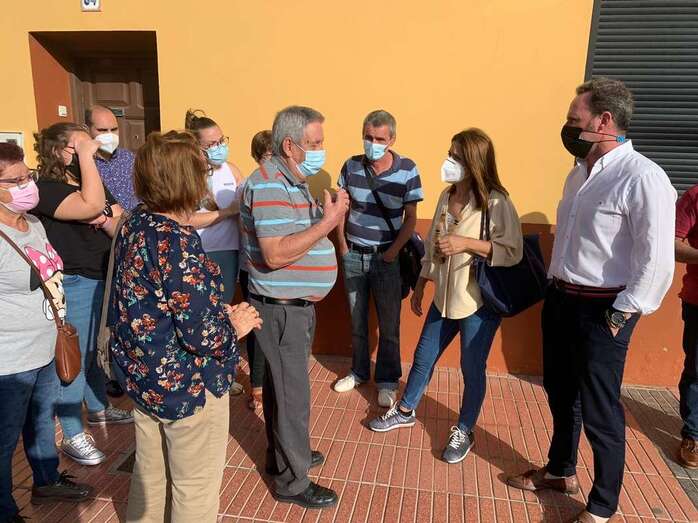 La alcaldesa Carmen Hernández junto a un grupo de vecinos de la zona/TA.